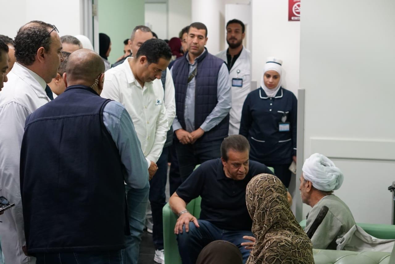 وزير الصحة يتفقد مجمع السويس الطبي ويوجه بسرعة الاستجابة لطلبات المواطنين