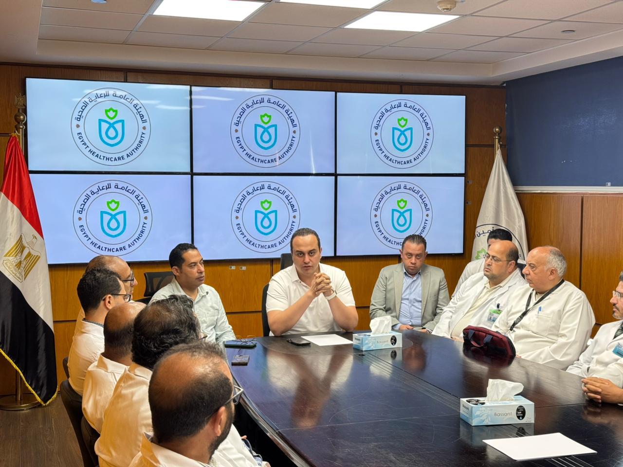 رئيس هيئة الرعاية الصحية يترأس غرفة عمليات التأمين الطبي لقمة السلام بشرم الشيخ