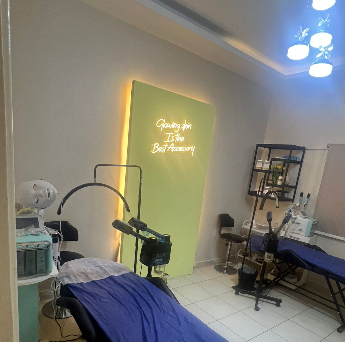 وزارة الصحة تغلق مركزًا غير مرخص للتجميل في مدينة نصر تديره منتحلة صفة طبيب